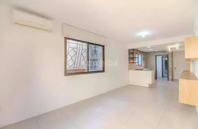Apartamento reformado com 2 dormitórios e 1 vaga de garagem em localização privilegiada!
