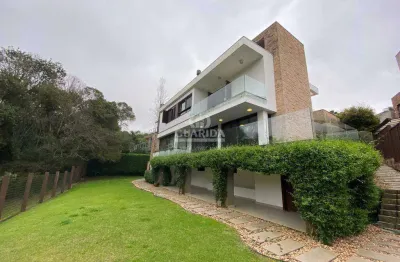 Linda casa de alto padrão situada no condomínio reserva do arvoredo.