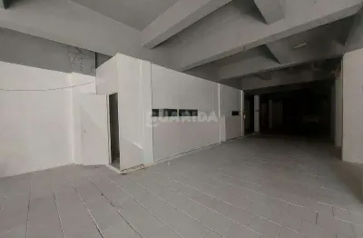 Ampla loja de 300m² com divisórias em vidro e 5 vagas de estacionamento!