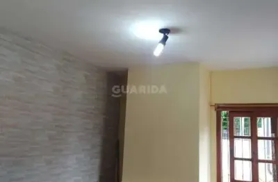Casa residencial de 3 dormitórios, sendo 1 suíte no bairro ipanema, com duas vagas!