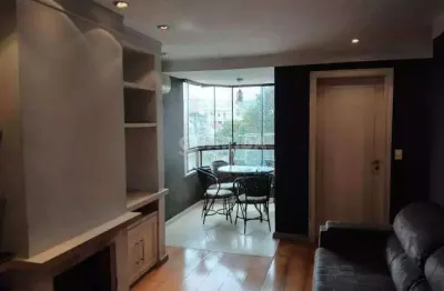 Apartamento com 1 dormitório, lareira e sacada em bairro arborizado!