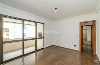 Apartamento com 2 dormitórios, sendo 1 suíte, e 1 vaga de garagem no bairro menino deus