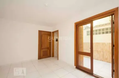 Amplo apartamento com 1 dormitório e 2 pátios no petrópolis!