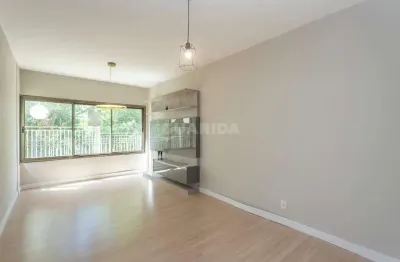 Apartamento com 3 dormitórios, sendo 1 suíte, e 2 vagas de garagem no bairro Cavalhada