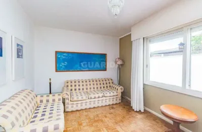 Apartamento mobiliado com 2 dormitórios e 1 vaga de garagem no bairro Petrópolis