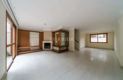 Casa em Condomínio com 4 dormitórios, sendo 1 suíte, e 2 vagas de garagem no bairro Ipanema