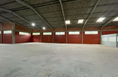 Galpão com 2.500 m2 com docas em região industrial, disponível para locação na c