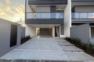 Casa à venda com 3 dormitórios (1 suíte e 2 demi), amplo espaço de quintal e gar