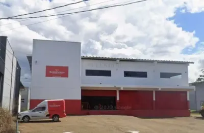 Galpão com área de 690 m2, docas frente e fundos, administrativo e acesso pavime