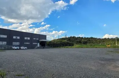 Galpão com 2.000 m2, pé direito com 8 m e docas para alugar na cidade de indaial