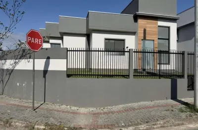 Casa à venda com 3 dormitórios sendo 1 suíte, amplo living, lavanderia e passage