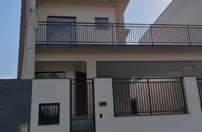 Casa à venda em 2 pavimentos com 3 dormitórios (1 suíte) e 2 vagas no bairro rio