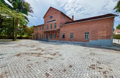 Sala para alugar com aproximadamente 760 m2 e amplo espaço de estacionamento no