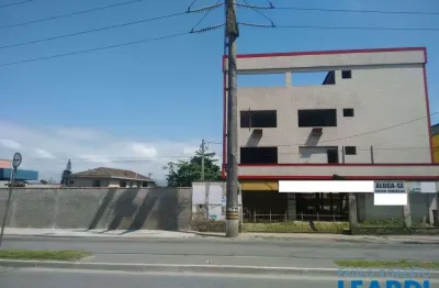 Casa comercial à venda no Saboó, Santos 