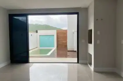 Sobrado com 03 suítes e 170m² no bairro são francisco em camboriú