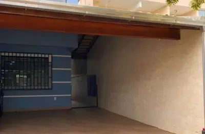 Amplo sobrado 105m², 01 suíte + 02 dormitórios pronto para morar no centro!