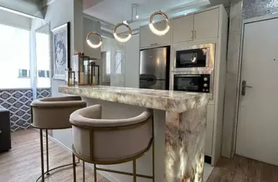 Oportunidade! amplo apartamento 02 dormitórios no centro balneário camboriú