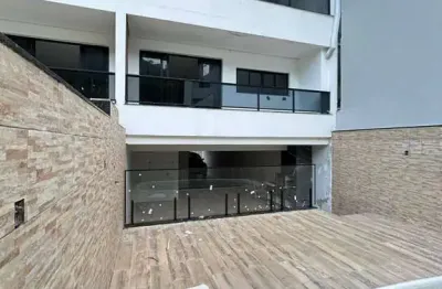 Elegância e conforto: triplex de alto padrão com 324m², piscina privativa.