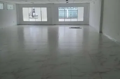 Locação - ampla sala comercial no 2º piso, moderna e super bem localizada.