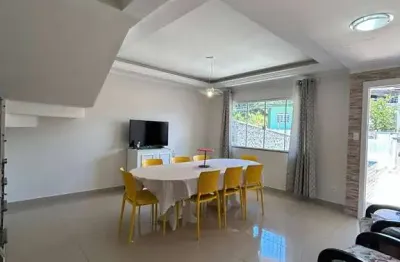 Ampla casa geminada com excelente localização, ideal para sua família