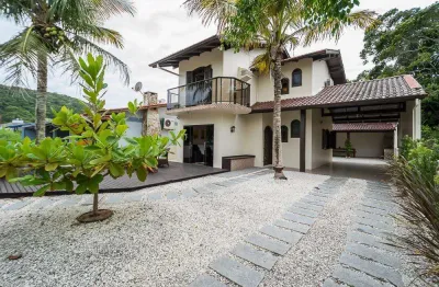 Casa à venda na Rua Giesta, Morrinhos, Bombinhas