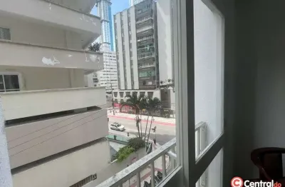 Apartamento mobiliado a 200m da praia na av. brasil – r$790 mil