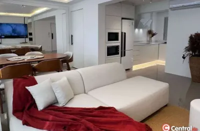 Apartamento mobiliado no edifício íris a poucos passos do mar