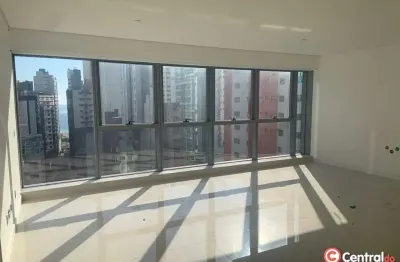 Apartamento mobiliado com 4 suítes e 2 vagas a 350m da praia