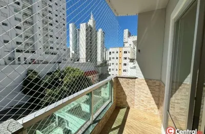Locação anual: apartamento com 2 quartos, sacada e vaga de garagem