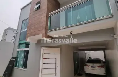 Casa com localização privilegiada e excelentes comodidades