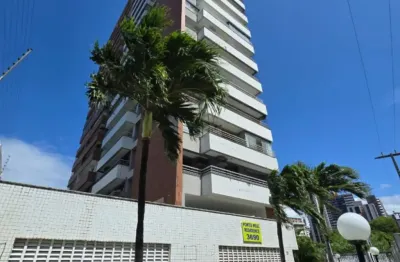 Apartamento á três quarteirões da praia, andar alto, nascente, c/ sala, varandão, 02 quartos (01 suite) cozinha, área de serviço, armários, porteira fechada e 01  vaga.