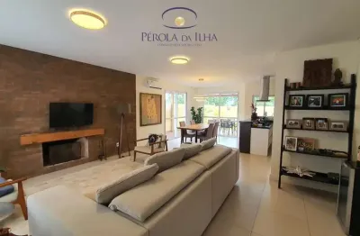 Imperdível oportunidade: Casa de alto padrão no condomínio em Sambaqui, Florianópolis-SC, com 3 quartos, 3 suítes, 3 vagas de garagem e 205m² de área.