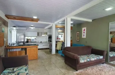 Excelente oportunidade de casa à venda em florianópolis-sc, no bairro cachoeira do bom jesus: 2 quartos, 1 suíte, 2 salas, 4 banheiros, 4 vagas de garagem, 120m² de área.