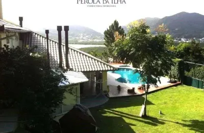 Casa de luxo à venda em florianópolis-sc: 6 quartos, 2 suítes, 3 salas, 5 banheiros, 4 vagas de garagem, 493m² de área no joão paulo.
