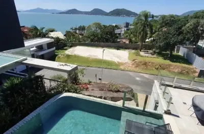 Venha se encantar com essa casa de alto padrão, com linda vista para o mar,  localizada em um dos bairros mais nobres da cidade. com 435 m² de área privativa, essa casa conta com 4 suítes, sendo 3 no 