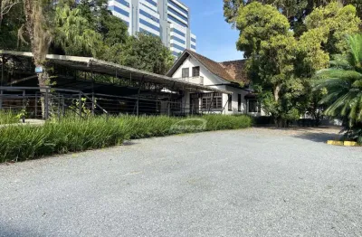 Casa comercial no centro com 300m² de área útil, 07 salas e amplo terreno para estacionamento.