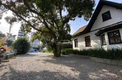 Casa comercial no centro com 300m² de área útil, 07 salas e amplo terreno para estacionamento.