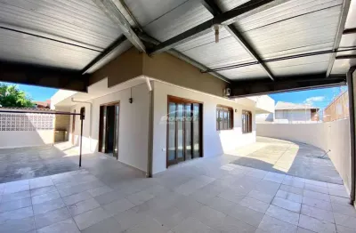 Casa residencial com 200m², 4 dormitórios sendo 2 suítes, de mais dependências, 2 vagas.