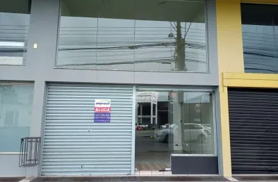 Loja térrea com 78,46m² , dispondo de 02 banheiros, uma sala, e vaga de garagem.