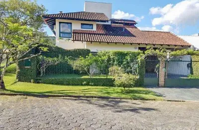 Casa no bairro vorstadt.o imóvel possuí 372,50m² distribuídos em 3 suítes com sacada, sendo uma suíte com closet, sala com lareira...