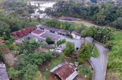 Terreno com 5.550m2, hoje funciona um motel com área construída de 1.364m2.
