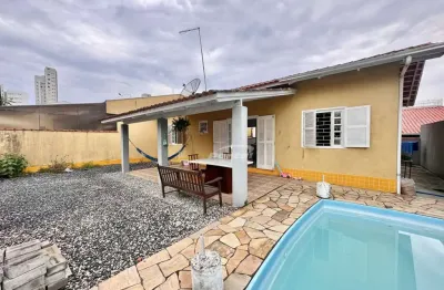 Casa com 2 dormitórios, a cerca de 400 metros do mar no centro de balneário piçarras/sc (cód. 12679)