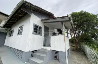 Casa + edícula, localizada no bairro itoupava norte. o imóvel possuí um terreno de 610,00 m² de área. 1. casa principal contem 3 quartos sendo 1 suíte com closet, banheiro, lavabo, salas de star, tv, 