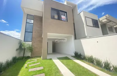 Sobrados geminados com fachadas modernas e diferentes uma da outra; alto padrão, sala, cozinha e churrasqueira integradas; porcelanato nas áreas comuns e laminado nas áreas íntimas;