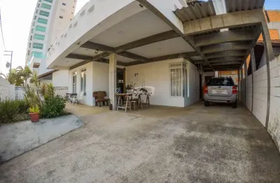 Casa com 3 dormitórios, sendo 1 suíte a menos de 100 metros do mar, no bairro itacolomi em balneário piçarras/sc (cód. 13288)