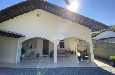 Casa no bairro itoupava central. o imóvel possuí 152,00m² distribuídos em 3 quartos, sala, cozinha, banheiros, lavação, e vagas de garagem, ótima área de festas com churrasqueira, fogão a lenha e forn