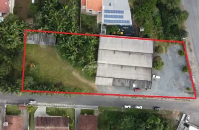 Terreno plano, escriturado no bairro escola agrícola, com área total de 4075m2, sendo 39m x 105m em rua calçada.