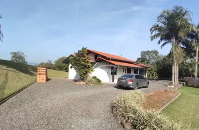 Maravilhoso local residêncial, ou para sua empresa , terreno com 7.015,00m, na natureza exuberante do bairro badenfurt , rua heinrich hemmer. casa contendo três dormitórios, sendo um suíte. duas vagas