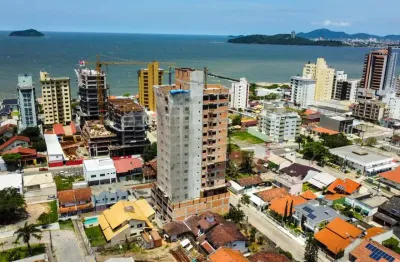 Cobertura com 3 suítes e duas vagas de garagem a 250 metros do mar no centro de balneário piçarras/sc (cód. 14811)