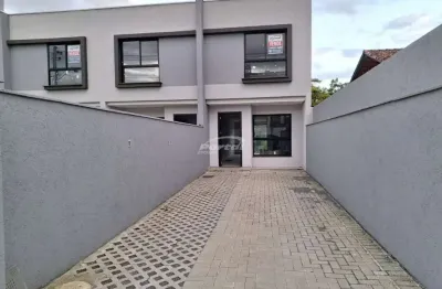 Sobrado no bairro da velha com 2 suítes, 2 vagas de garagem e amplo espaço de terreno